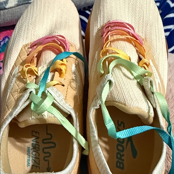 NWOB - Brooks Tan Sneakers with Multicolor Laces - Women’s size 9 - Picture 5 of 6